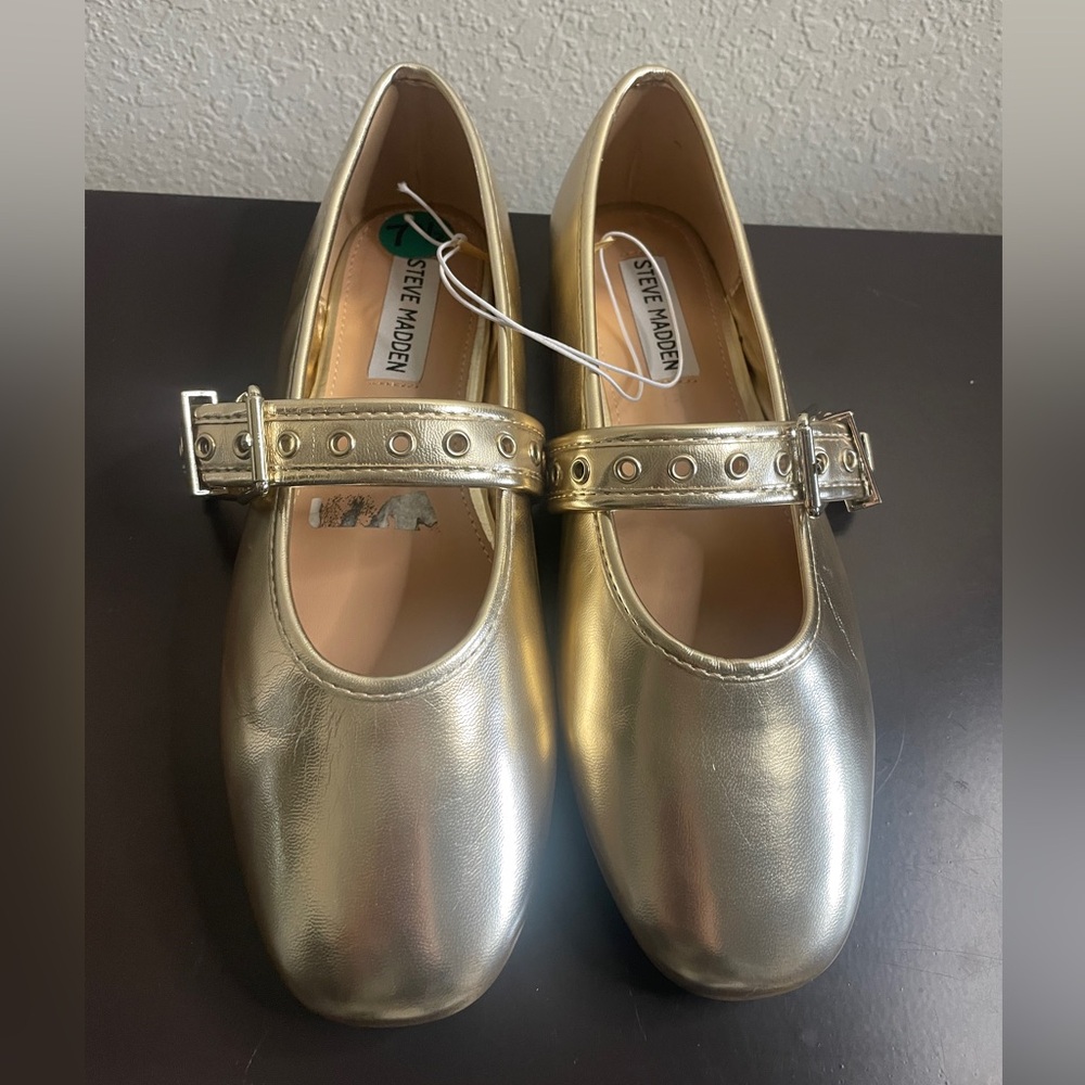 NWOB Steve Madden Gold Flats Size 7.5
